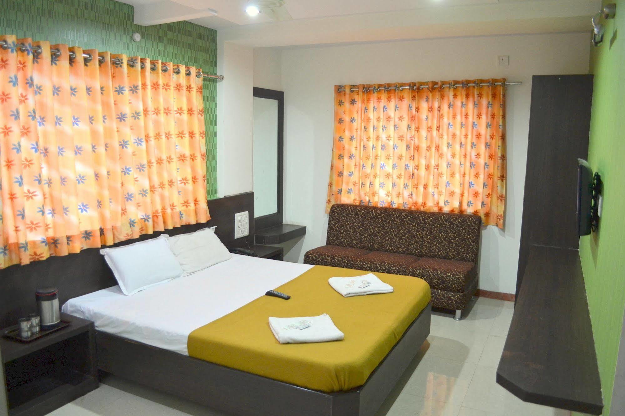 Hotel Sai Kamal Shirdi Esterno foto