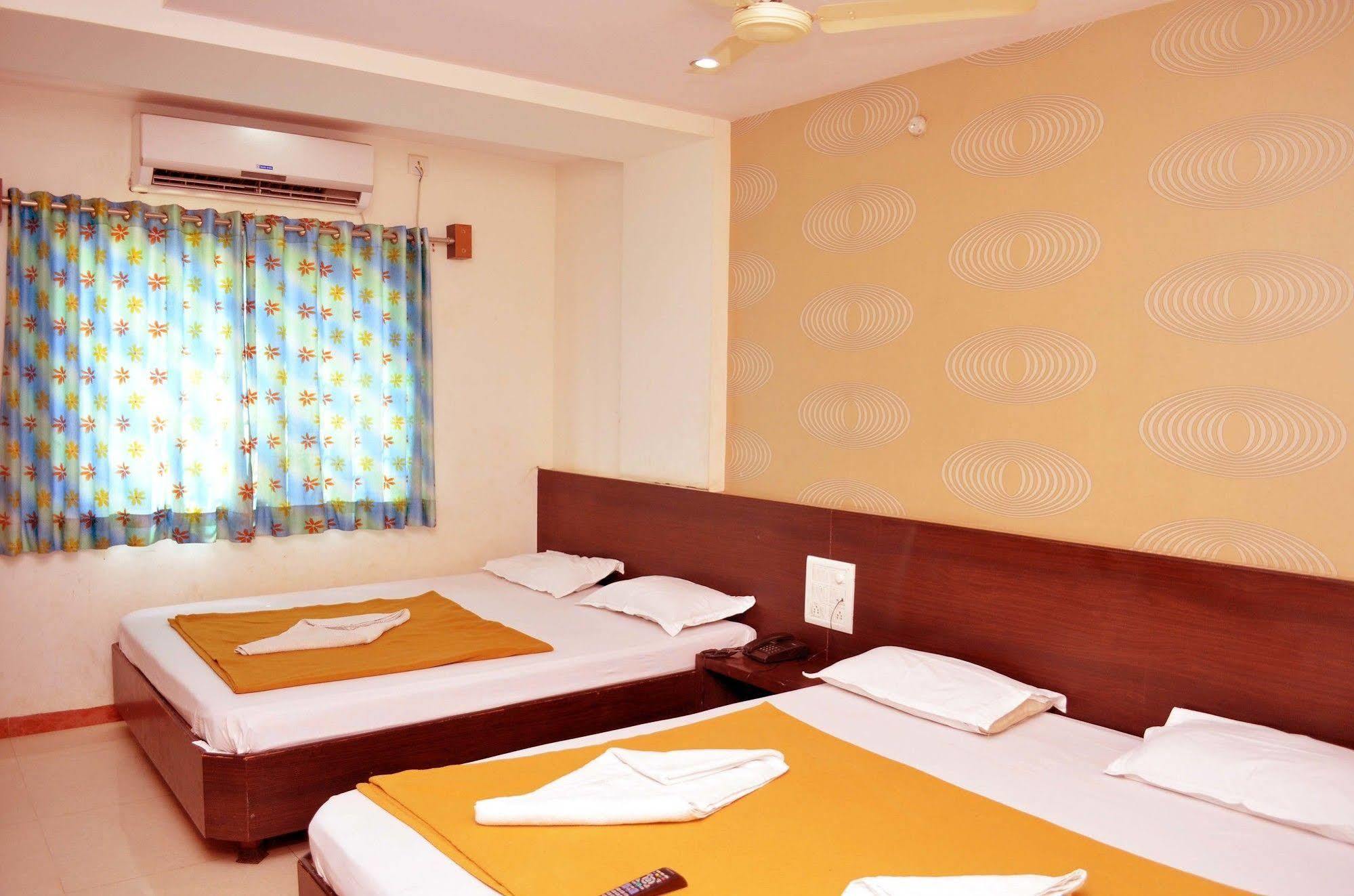 Hotel Sai Kamal Shirdi Esterno foto